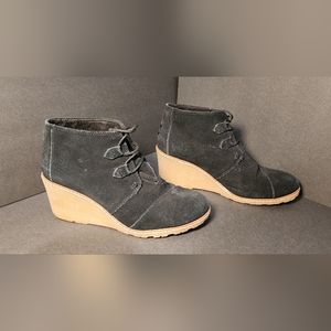 Toms womens 9 black suede wedge boot